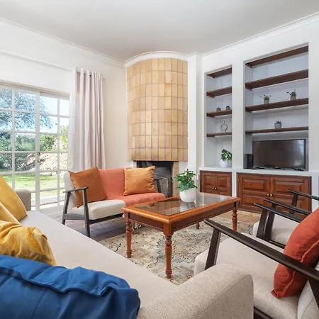 Quiet Spacious House - Swimming Pool