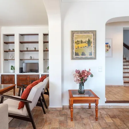 Quiet Spacious House - Swimming Pool