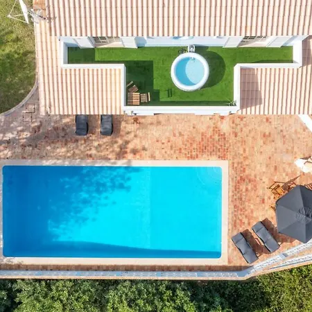 Quiet Spacious House - Swimming Pool