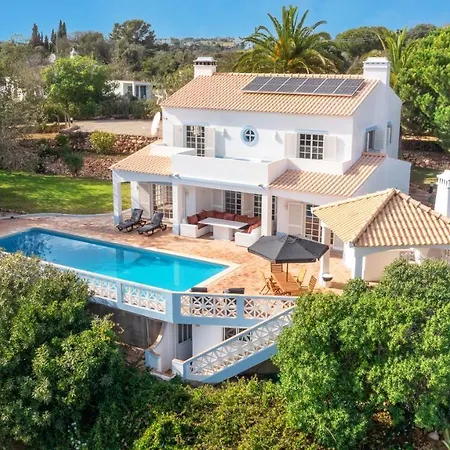 Quiet Spacious House - Swimming Pool