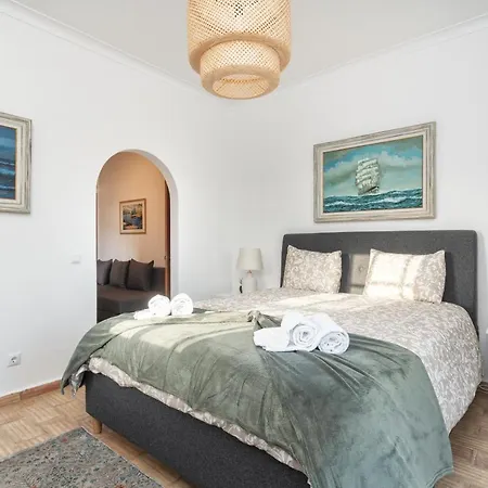 Quiet Spacious House - Swimming Pool