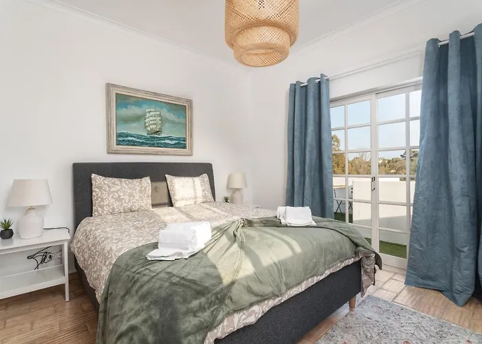 Quiet Spacious House - Swimming Pool *