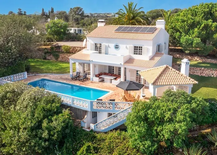 Quiet Spacious House - Swimming Pool
