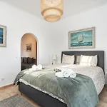 Quiet Spacious House - Swimming Pool